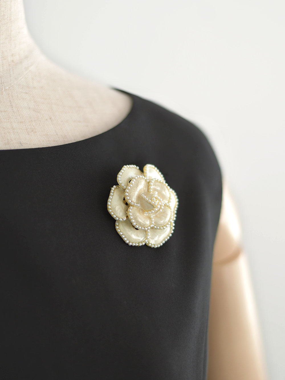 カメリア ブローチ】お色展開：ホワイト,ブラック ／ サイズ展開：Free