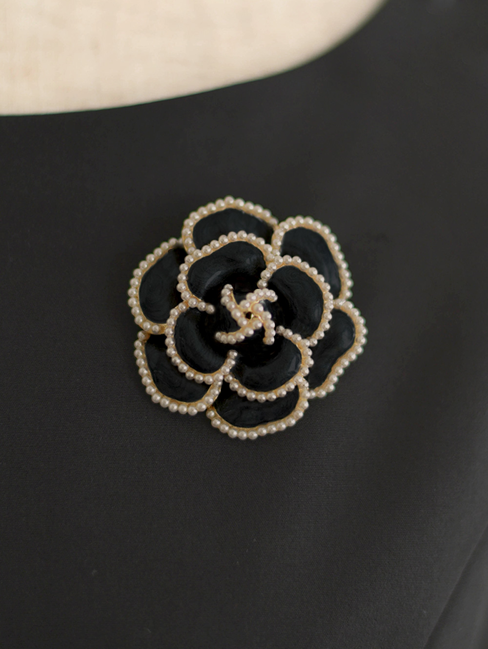 カメリア ブローチ】お色展開：ホワイト,ブラック ／ サイズ展開：Free