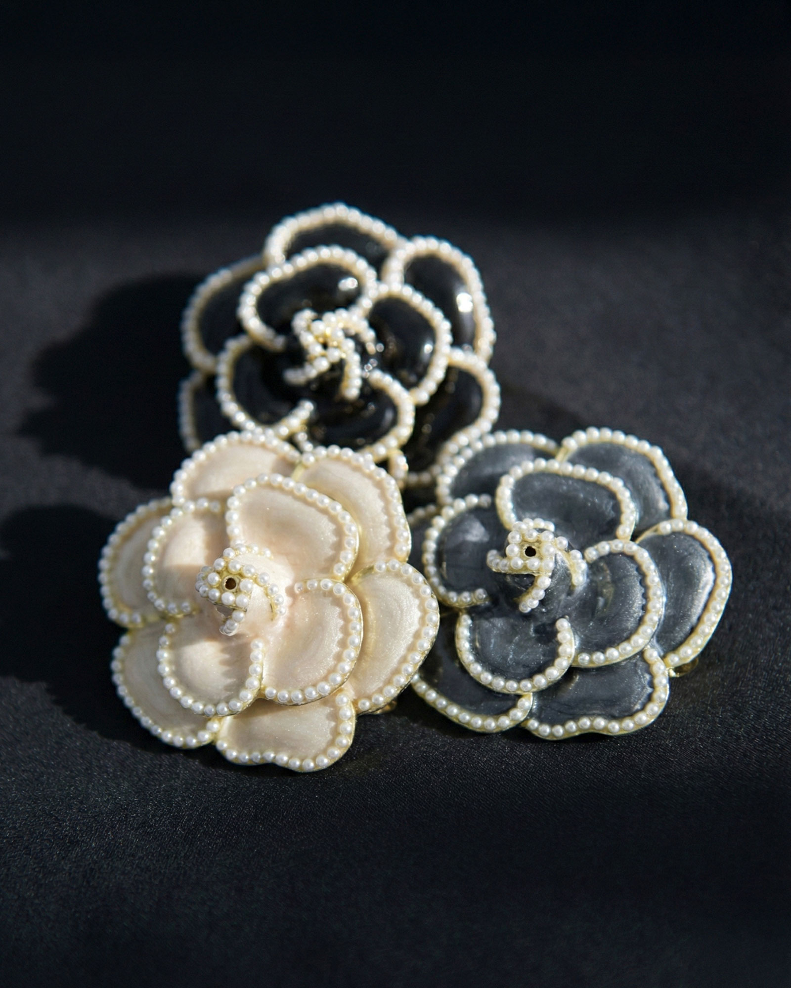 カメリア ブローチ】お色展開：ホワイト,ブラック ／ サイズ展開：Free