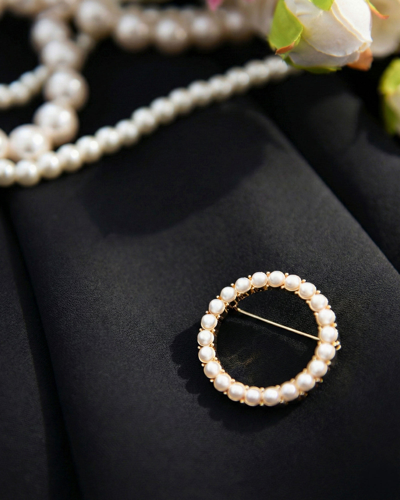 胸元にきらめきを添える上品パールリングブローチ｜レジーナ【神戸ワンピース専門店】