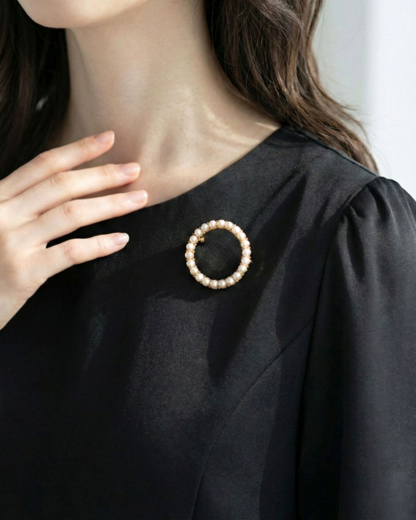 日常使いからセレモニーまで活躍するパールブローチ｜レジーナ【神戸ワンピース専門店】