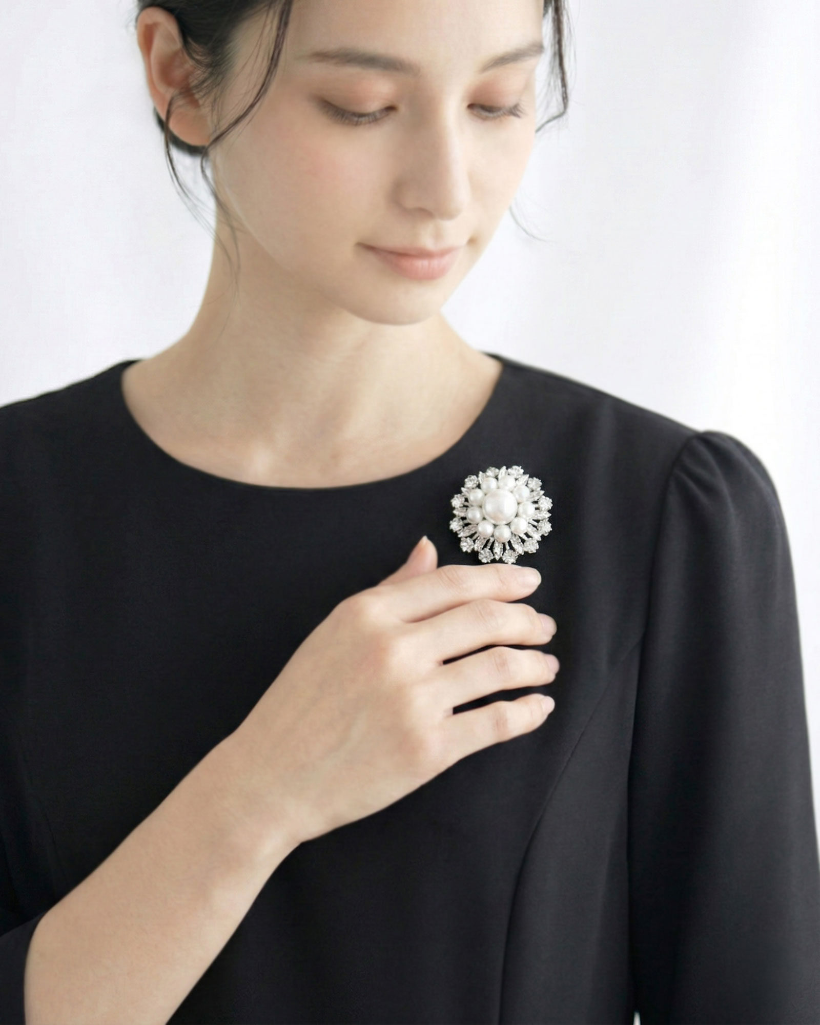 フォーマルにも日常にも映えるパールブローチの魅力｜レジーナ【神戸ワンピース専門店】