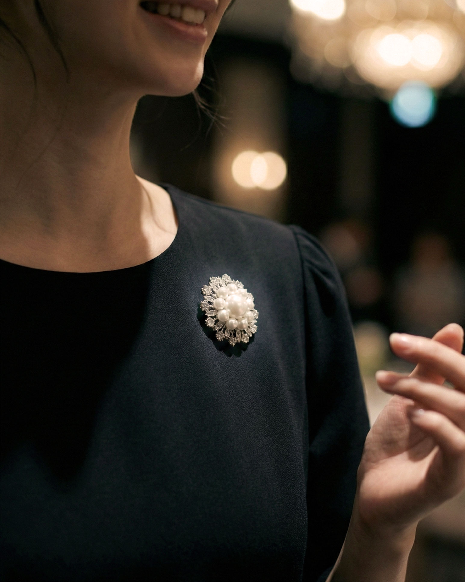 宝石のように煌めく上品パールブローチのメインビジュアル｜レジーナ【神戸ワンピース専門店】