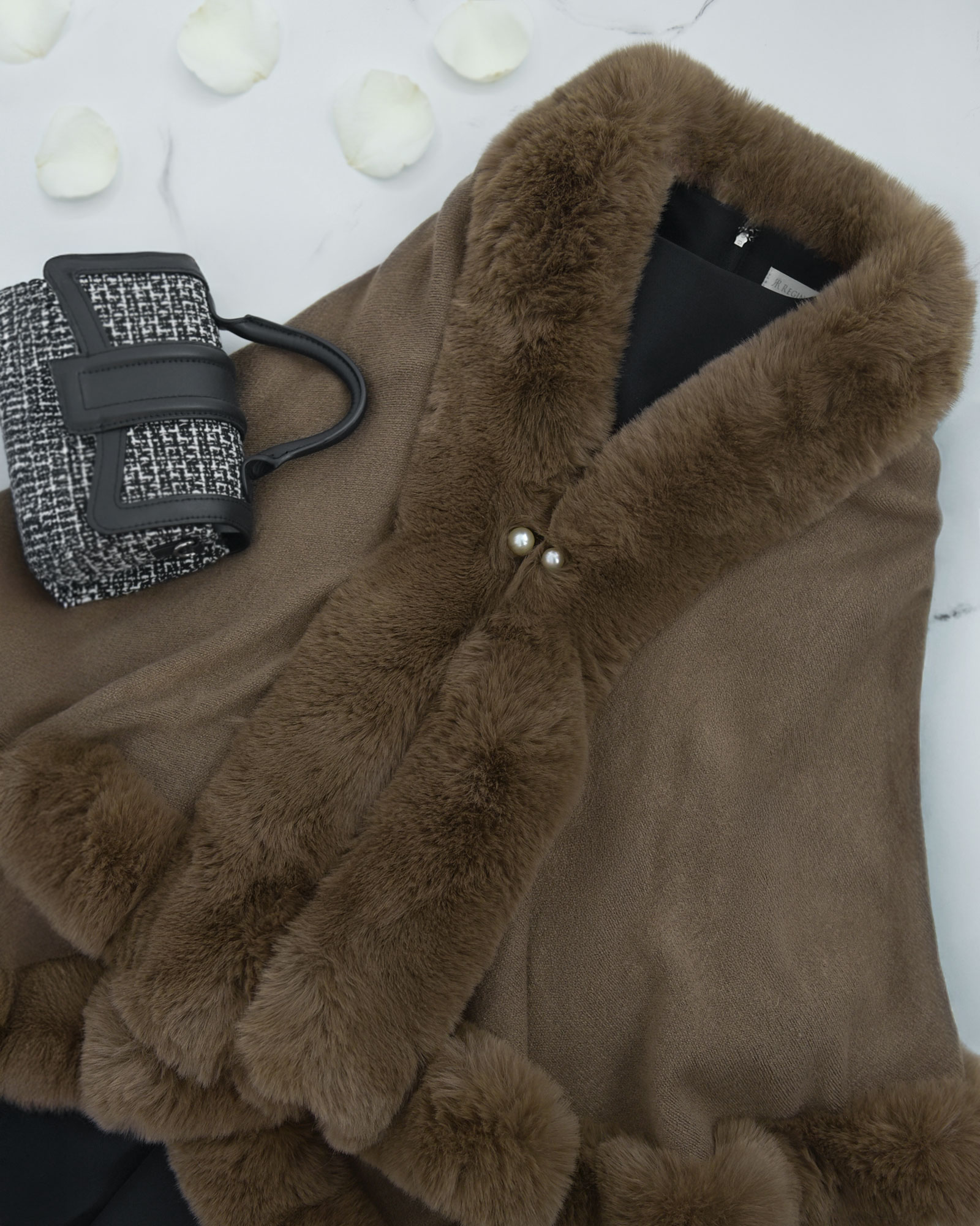 ふんわり包まれる暖かさが魅力のエコファーケープ｜レジーナ【神戸ワンピース専門店】