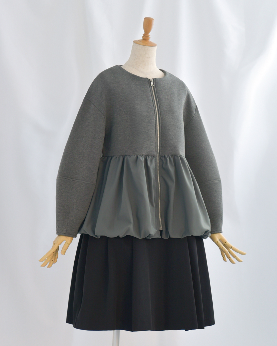 グレーのノーカラージャケット、やわらかく落ち着いた雰囲気の大人スタイル　レジーナ【神戸ワンピース専門店】