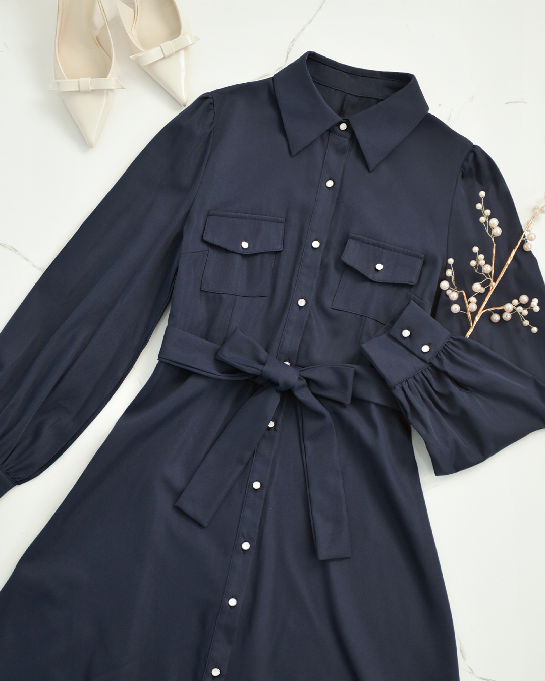 上品な艶感と美しいシルエットが魅力のネイビーシャツワンピース。レジーナ【神戸ワンピース専門店】