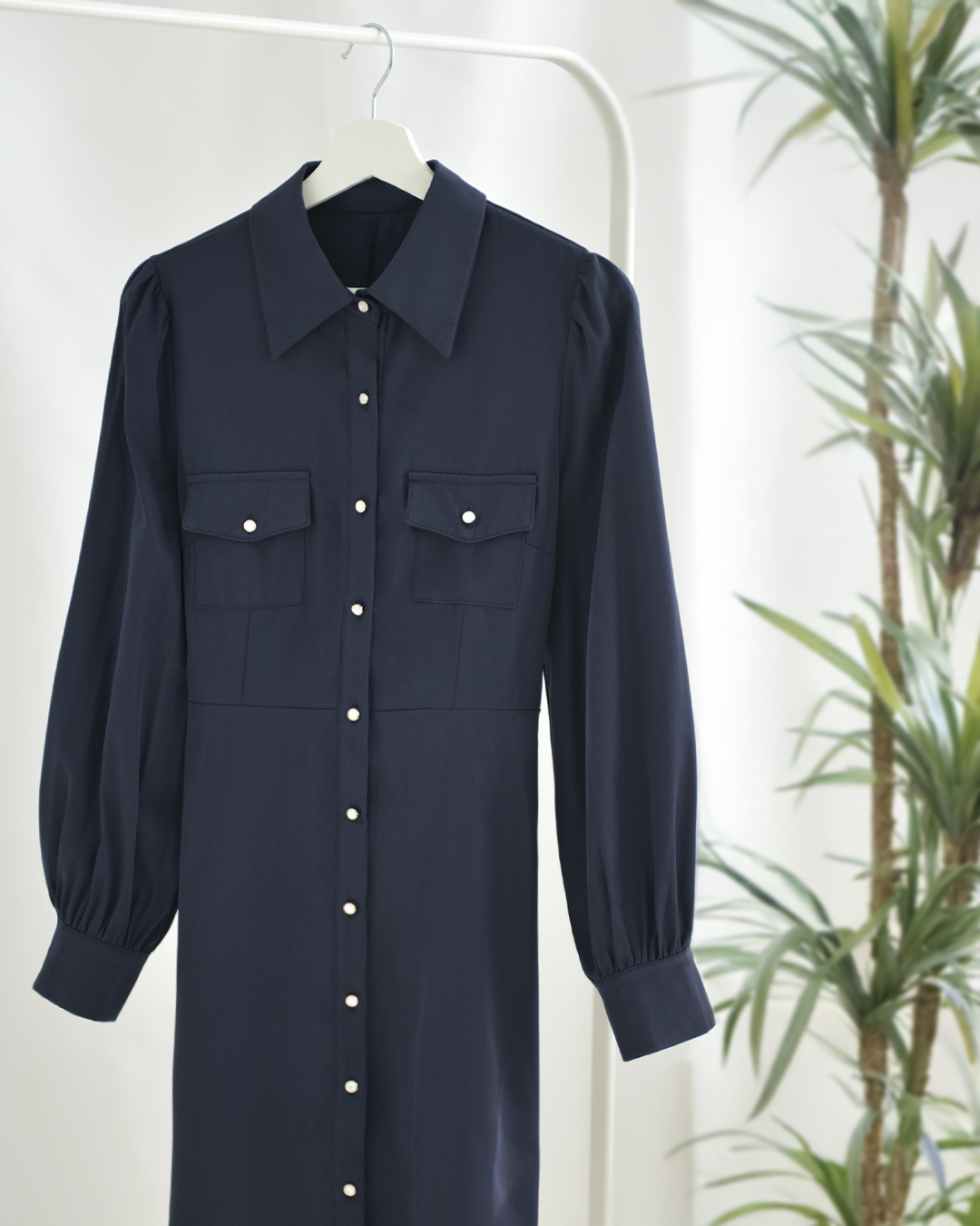 きちんと感のある襟付きデザインで、知的な印象を演出する艶シャツワンピース。レジーナ【神戸ワンピース専門店】