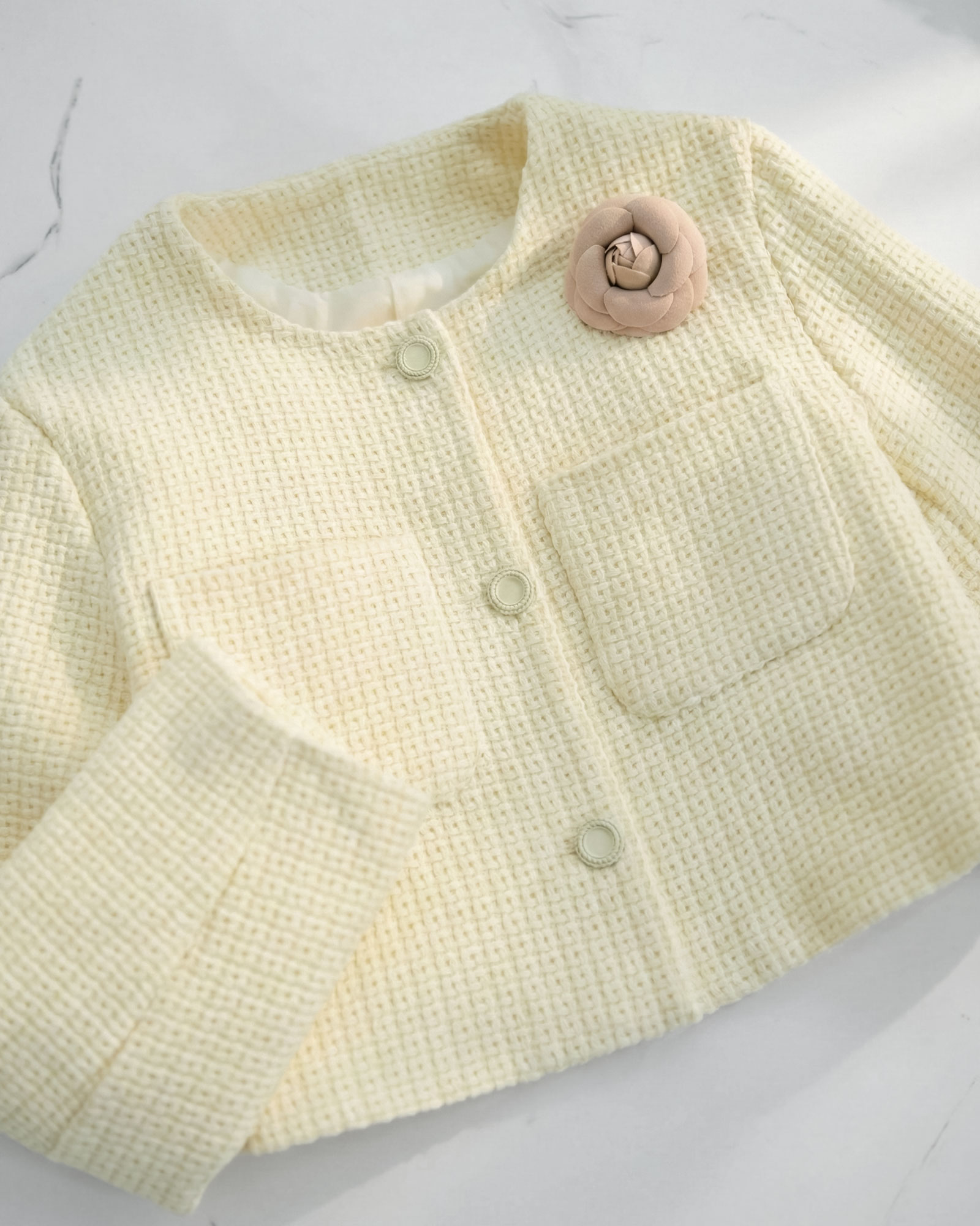 フォーマルにも合わせやすいツイード素材のショート丈ジャケット。レジーナ【神戸ワンピース専門店】