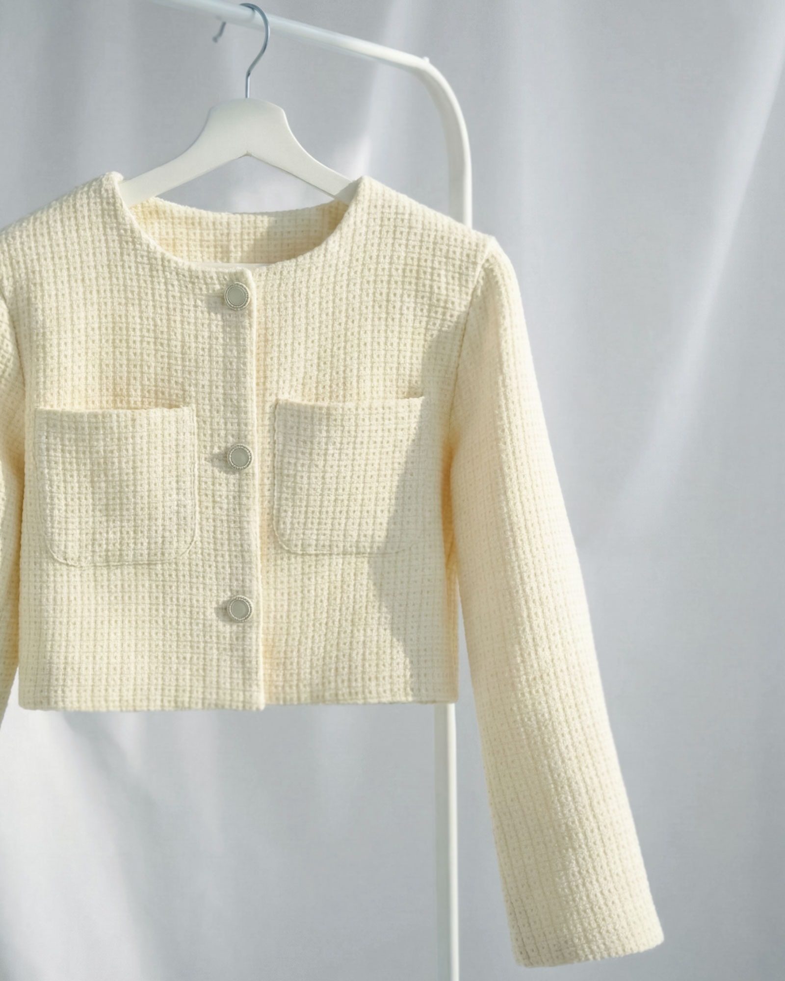 ツイード素材の立体感が際立つ大人のショート丈ジャケット。レジーナ【神戸ワンピース専門店】