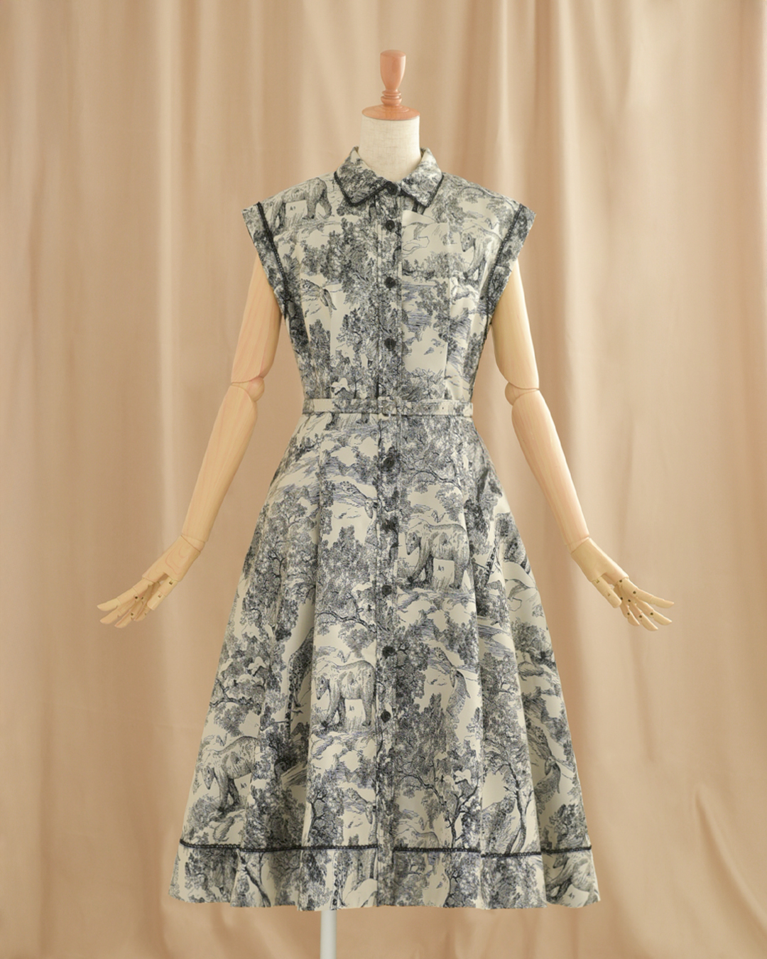 スモーキーバニラカラーのボタニカルジャカードシャツワンピース｜レジーナ【神戸ワンピース専門店】