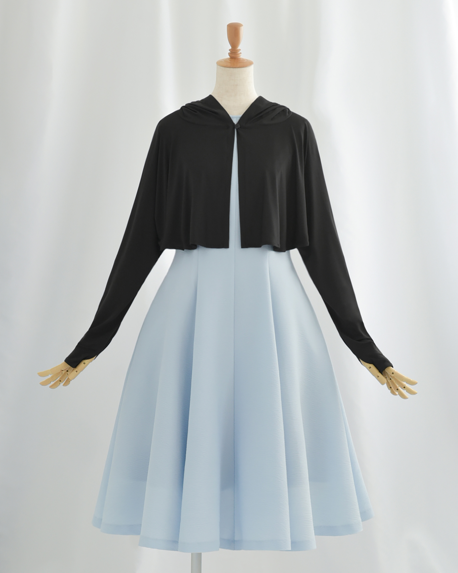 ブラックカラーのUVカットフーディボレロ｜レジーナ【神戸ワンピース専門店】