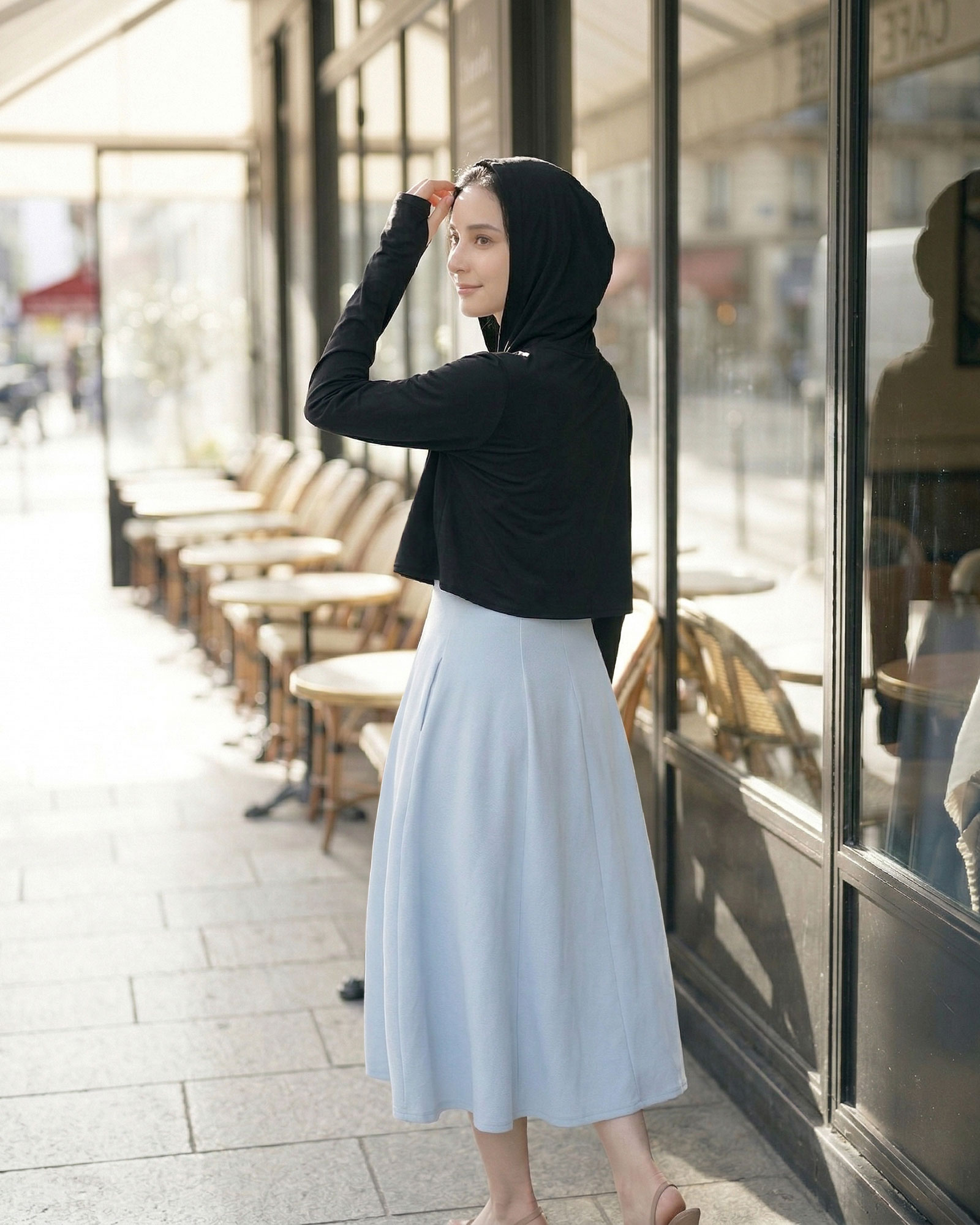 ひんやり涼しい接触冷感素材のUVカットフーディボレロ。夏の羽織りに最適なショート丈デザイン