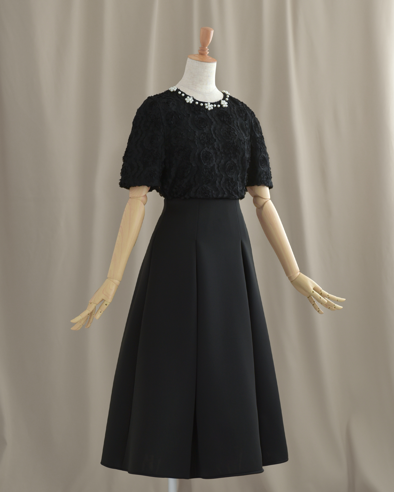 華やぎを添えるローズモチーフレースのブラックブラウス｜レジーナ【神戸ワンピース専門店】