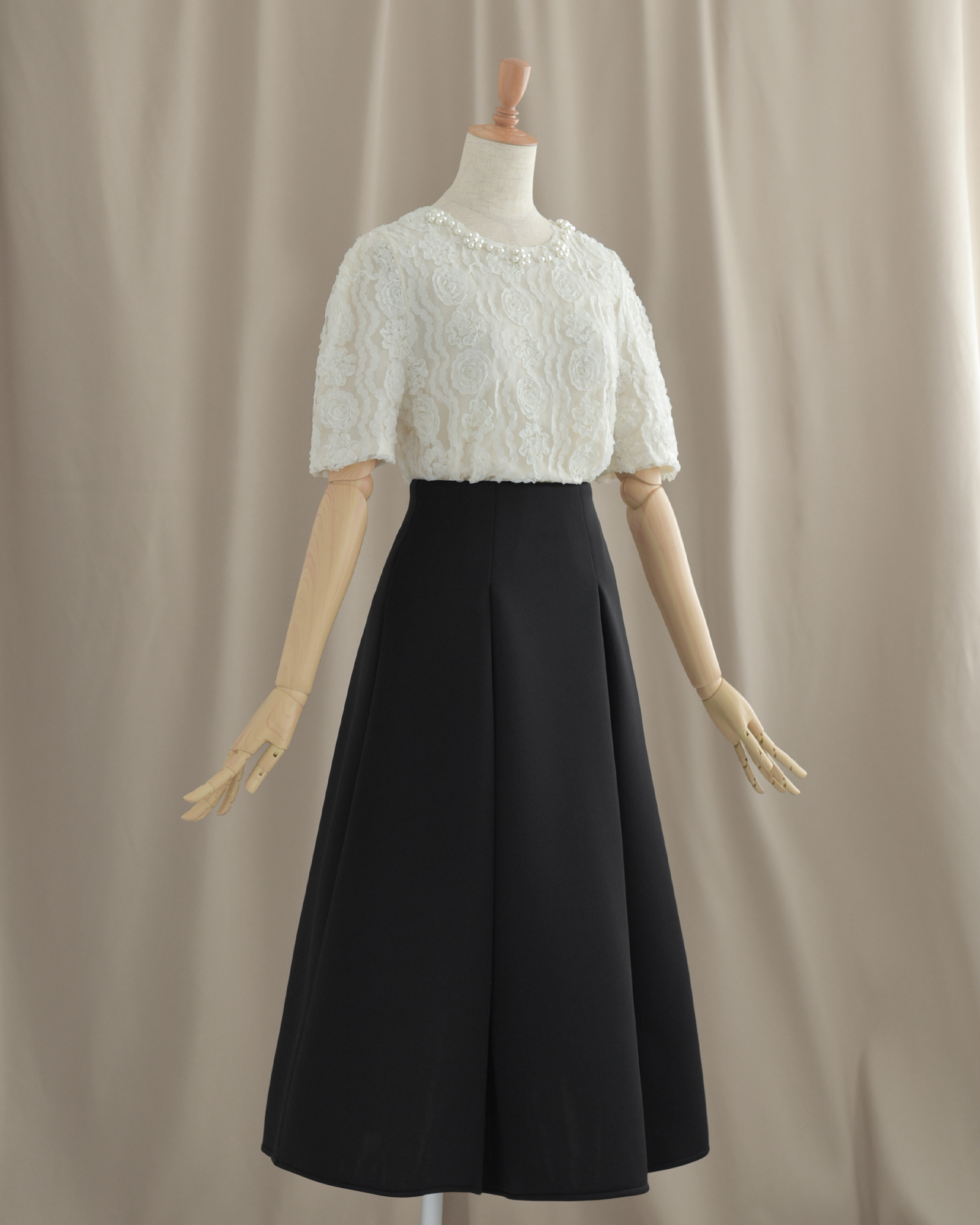 エレガントなホワイトローズレースブラウス。パール装飾が華やかさを添える1着｜レジーナ【神戸ワンピース専門店】