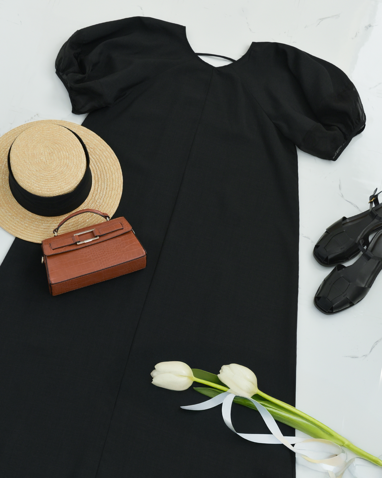 上品で洗練された印象を与えるVネックのワンピース。レジーナ【神戸ワンピース専門店】