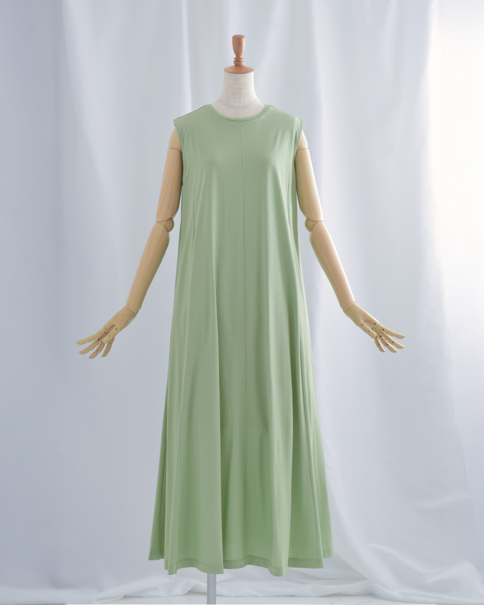 爽やかで上品な印象のミントグリーンのフレアワンピース
