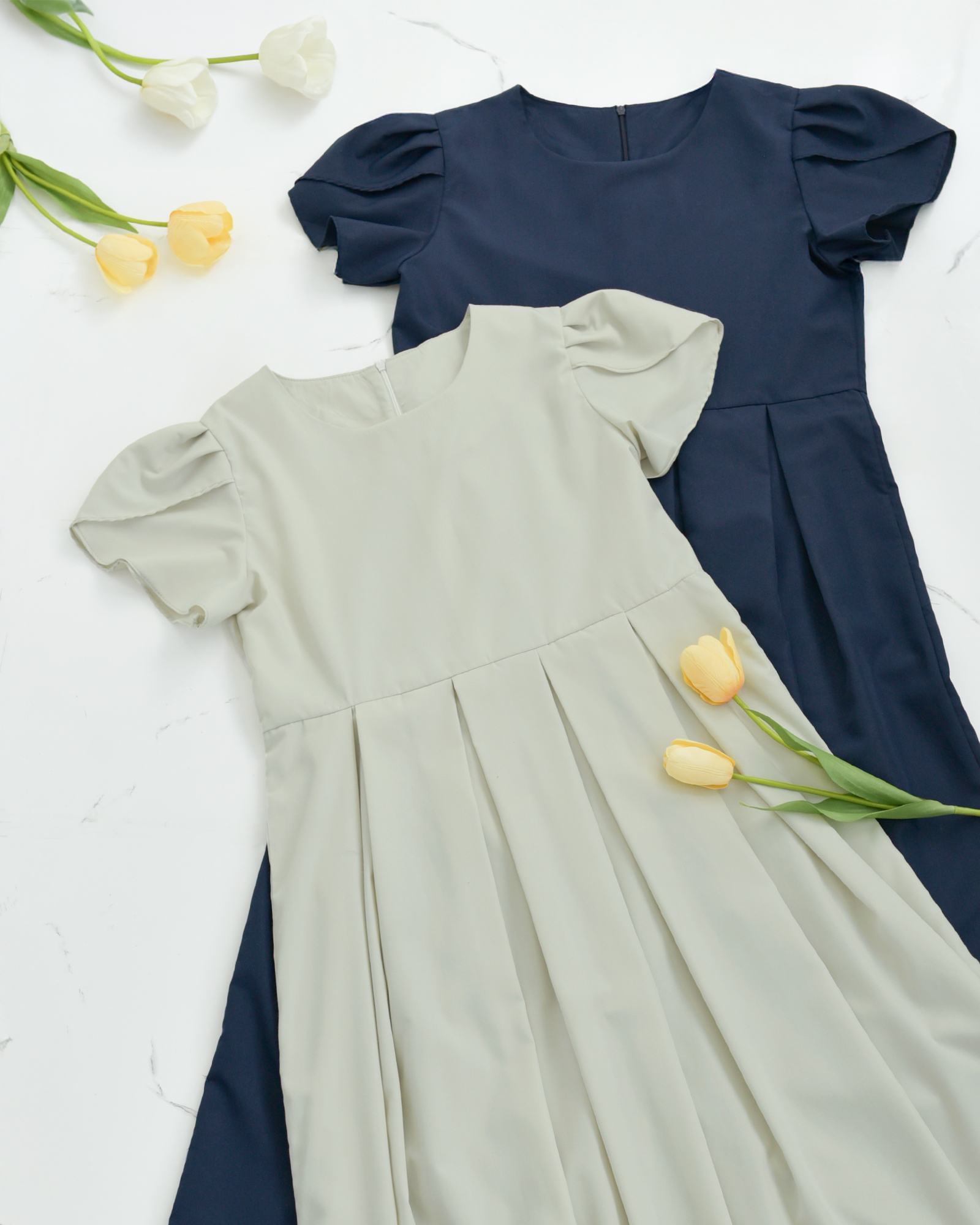 春夏に映えるグレーベージュとネイビーのワンピース、花のような袖が女性らしさを引き立てる　レジーナ【神戸ワンピース専門店】 