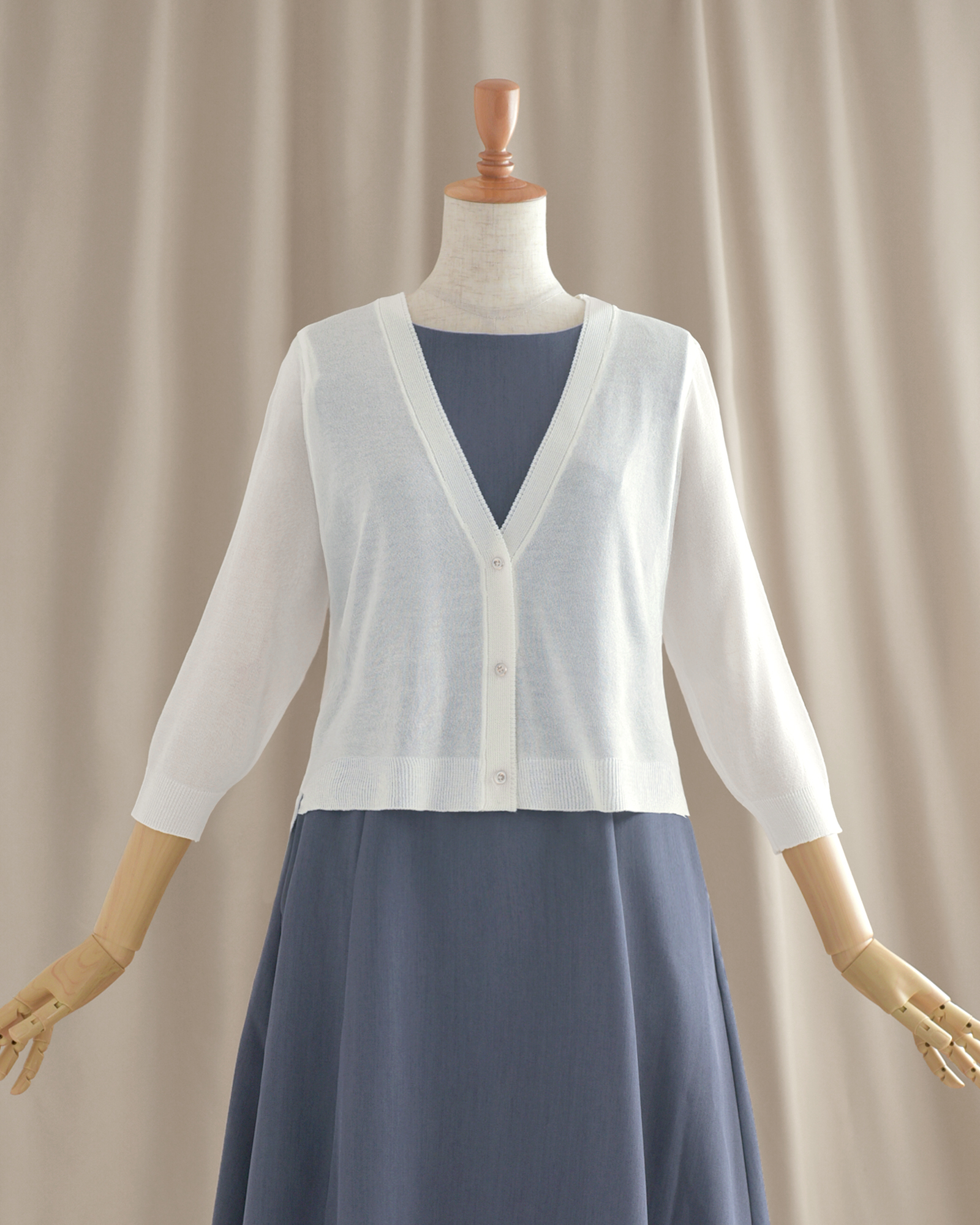ホワイトカラーの上品カーディガン。爽やかで清潔感ある着こなしに最適。