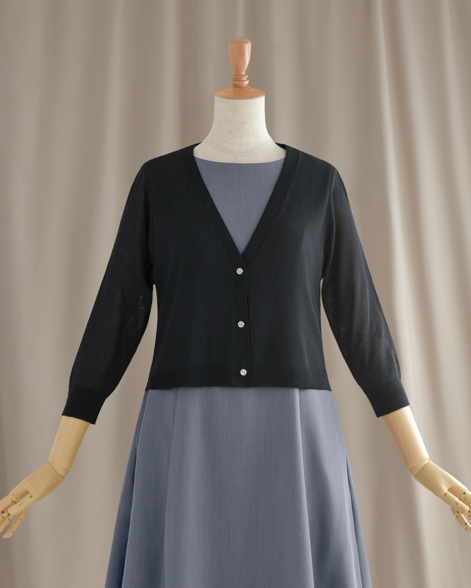 ベーシックで着回し力抜群のブラックカーディガン。大人の女性の定番アイテム。