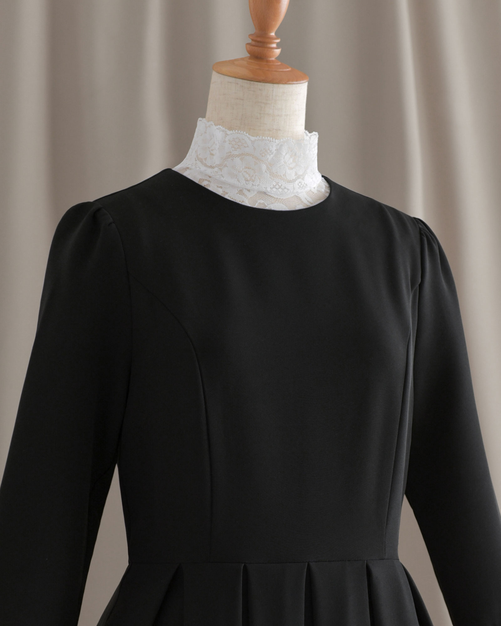 透明感を引き立てるホワイトの付け襟