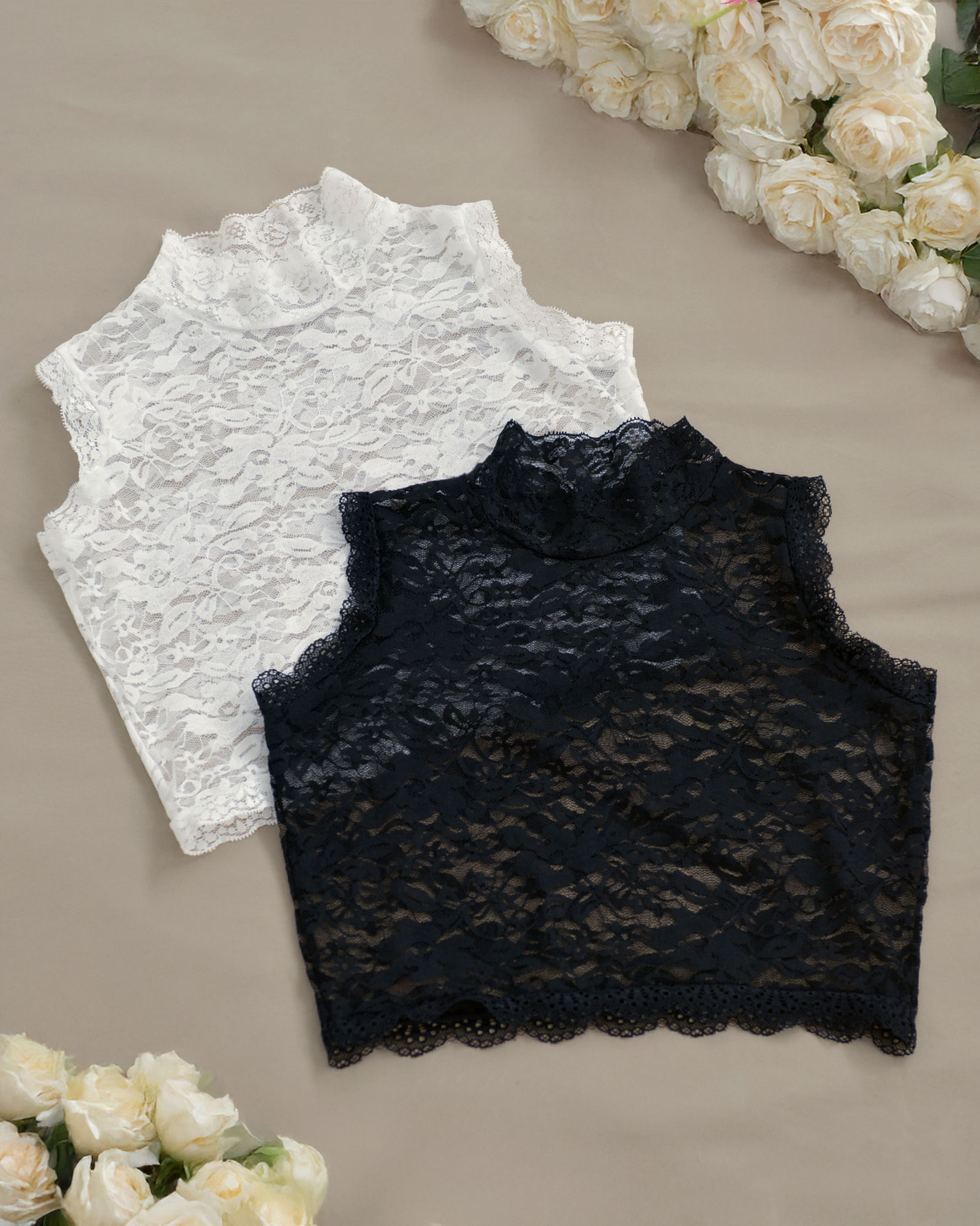 総レースの付け襟で首元を上品にカバー