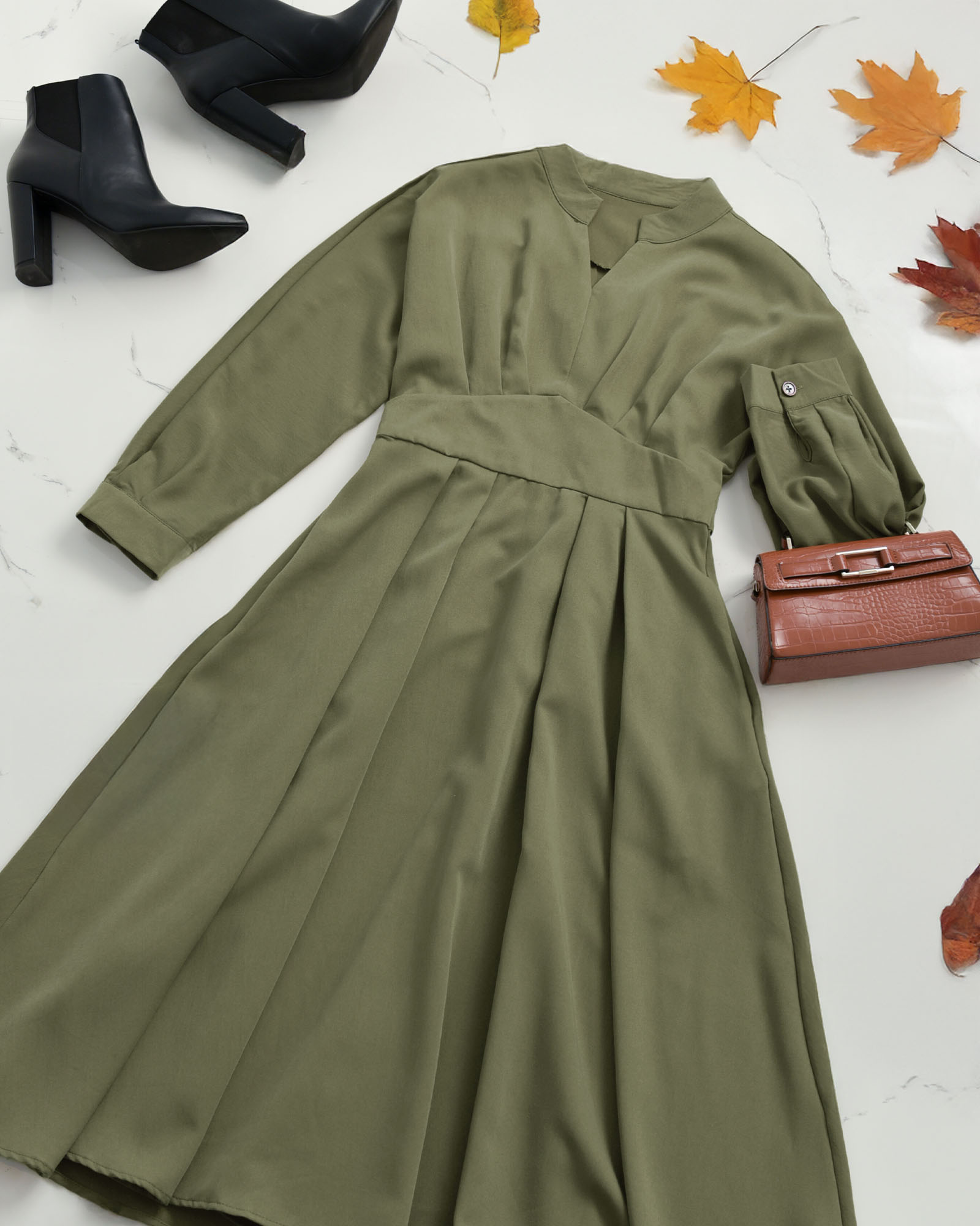 大人の上品なスキッパー襟とタックデザインが映えるロングワンピース｜レジーナ【神戸ワンピース専門店】