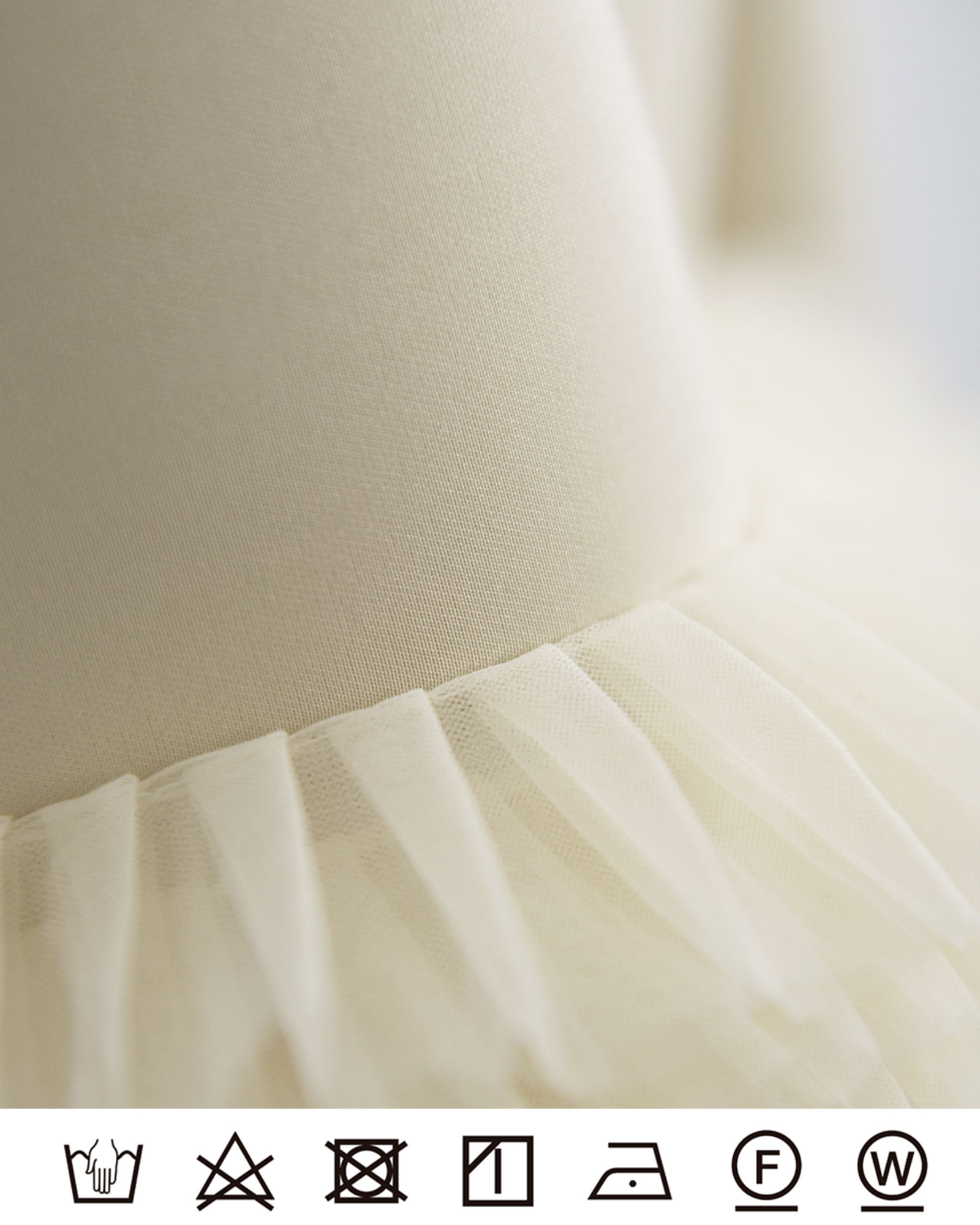 ハリ感のあるボンディング素材とチュールの上質ジャケット