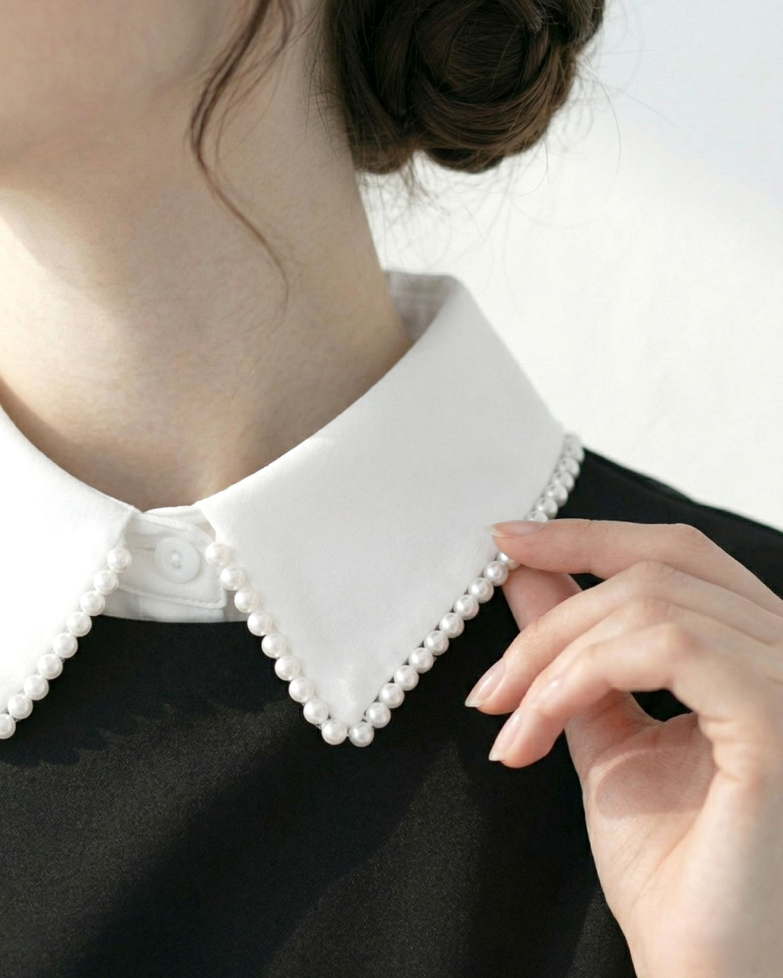 アジャスター付きでサイズ調整できるパール付きつけ襟のディテール｜レジーナ【神戸ワンピース専門店】