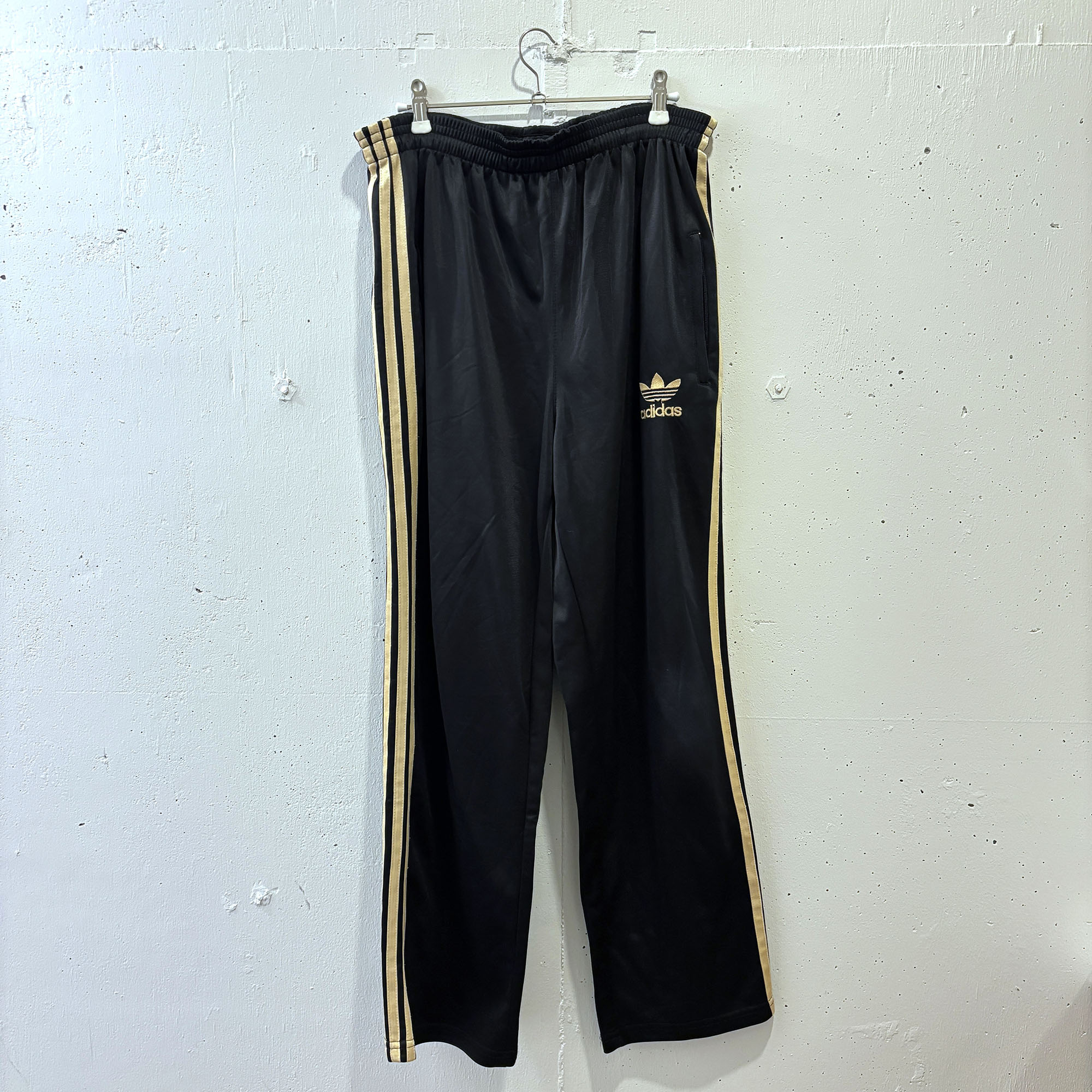 adidasラインジャージ ブラック×ゴールド