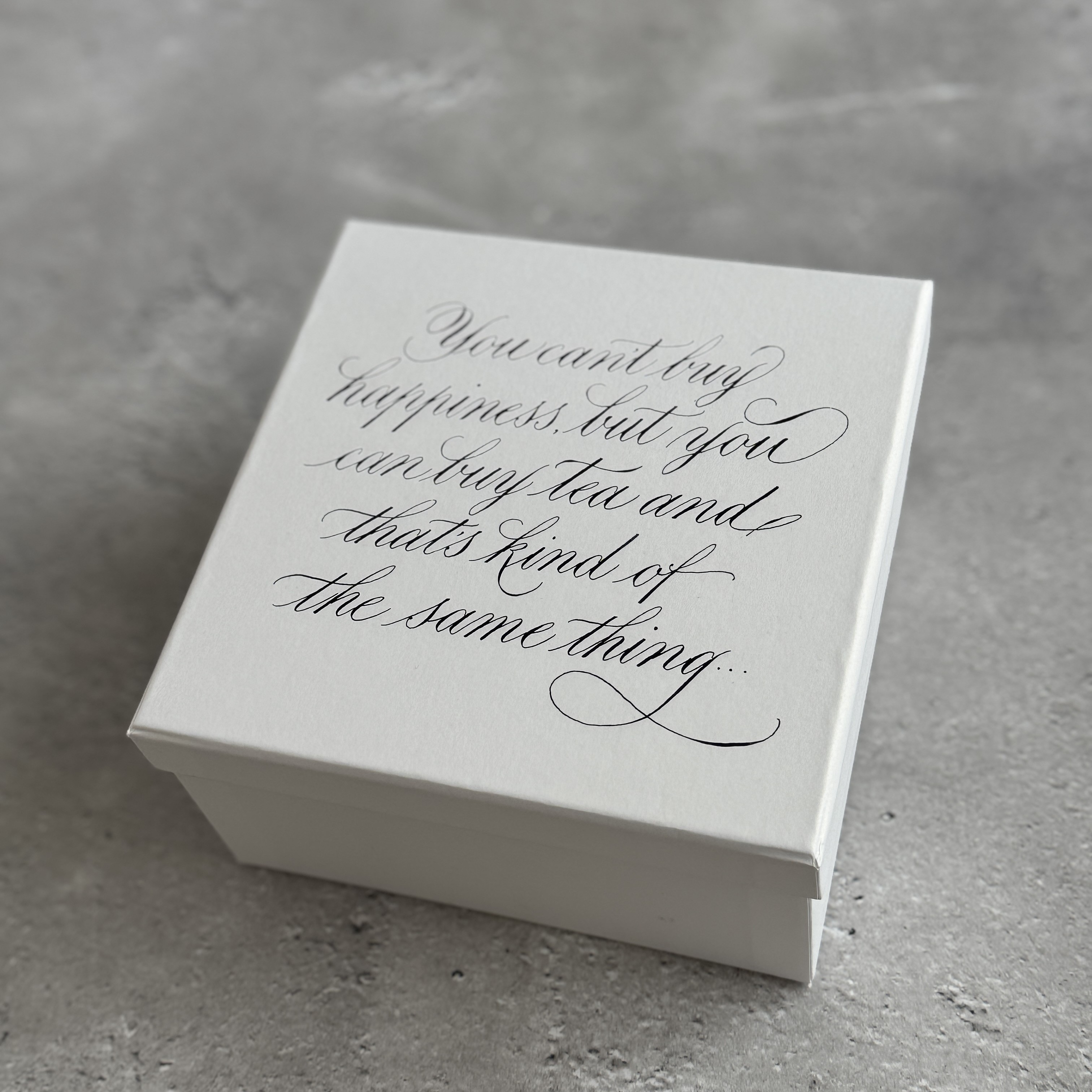 5月2日(土)PM7:00～販売スタート！数量限定「Breakfast Tea Box 」手書きのカリグラフィーボックス付き(白) ※お一人様1点まで