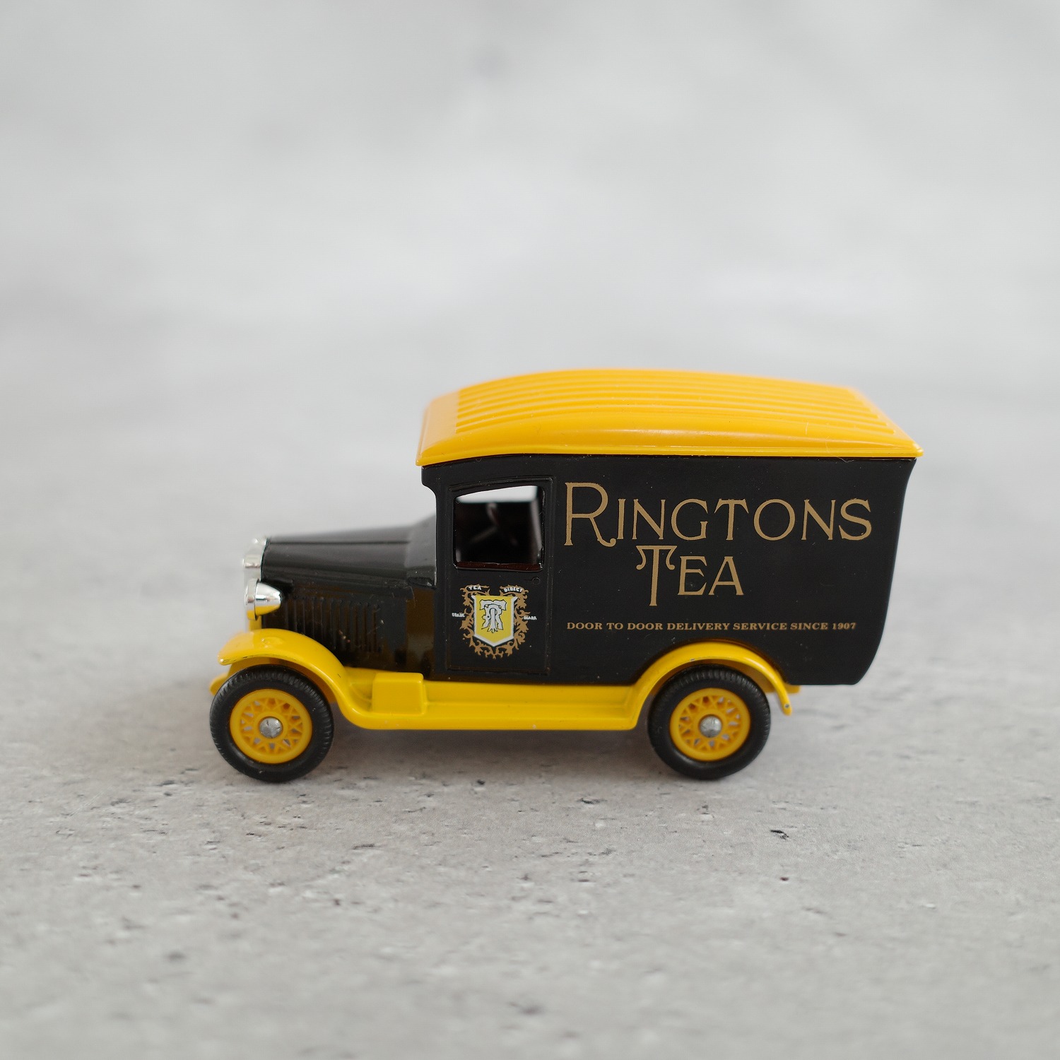 【リントンズ】 紅茶宅配 バンのフィギュアカー 1928年 Chevrolet Van