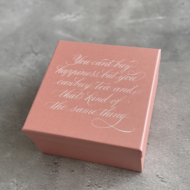 5月2日(土)PM7:00～販売スタート！数量限定「Breakfast Tea Box 」手書きのカリグラフィーボックス付き(ピンク) ※お一人様1点まで