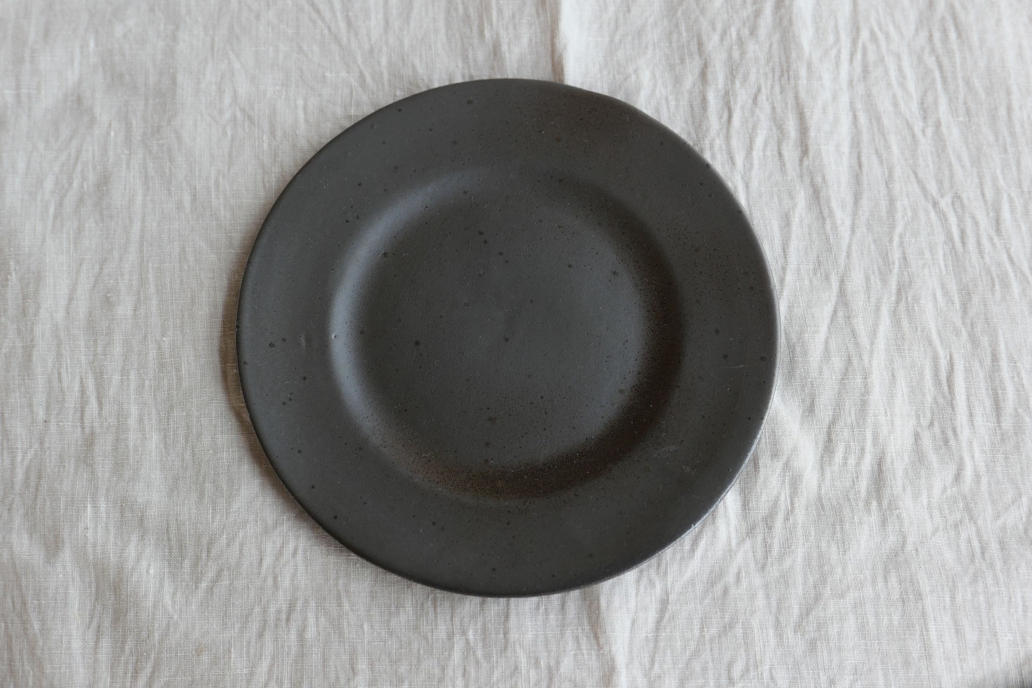 TOKONAMESTORE  ROUND PLATE・S　IRON BLACK