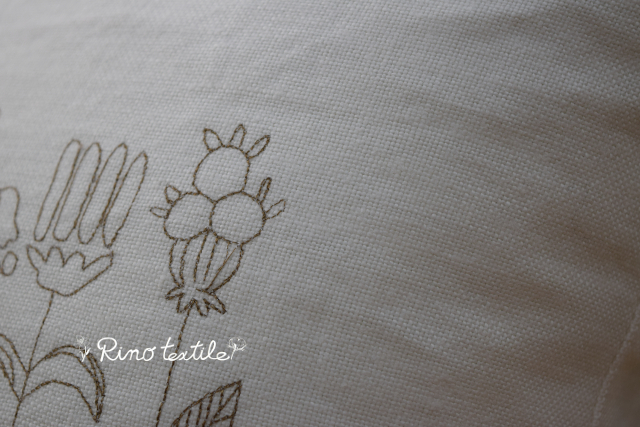 リノトワール　ホワイト刺繍入りクション