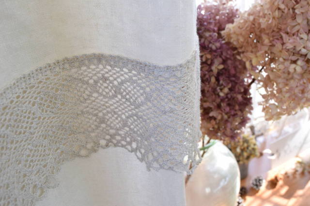 飾りレースつきリネンカーテン