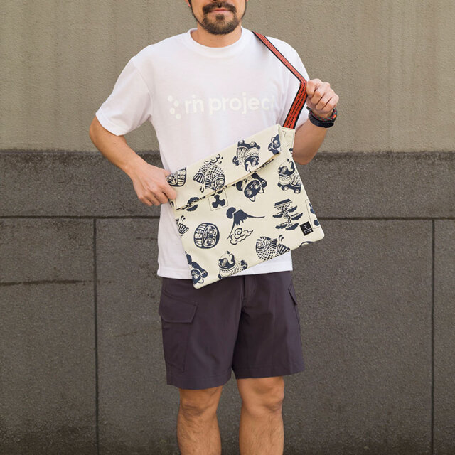 MAIDOサコッシュ大】柄物 前掛け紐 ショルダーバッグ B4サイズ 日本製