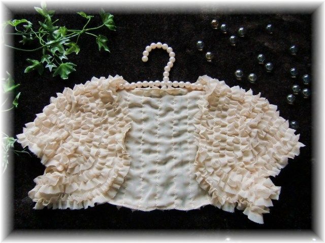 ■フリルがいっぱいキュートなボレロ　　新品■