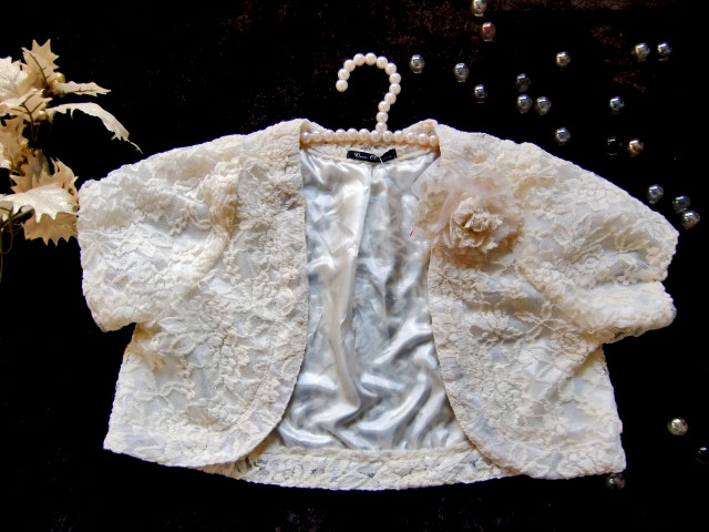花柄総レースの清楚なボレロ　コサージュ付　ベージュ