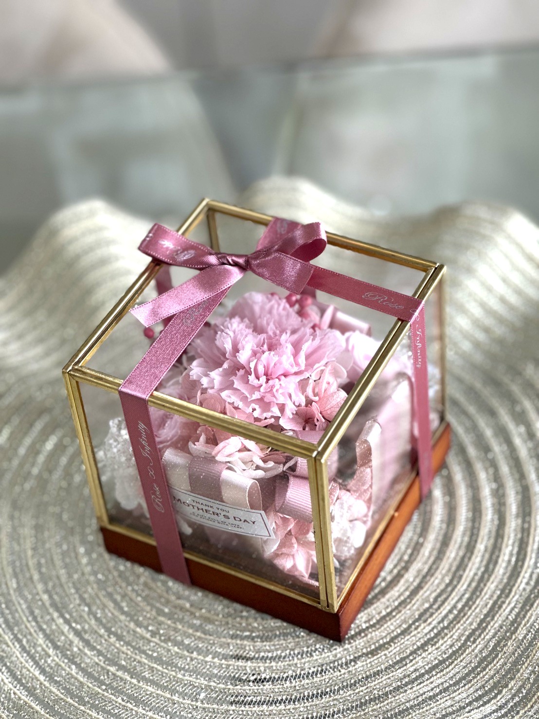 母の日ギフト プリザーブドフラワー カーネーション ガラスケース入り ピンク。Flower Shop リズカ（リズカ）限定デザイン。