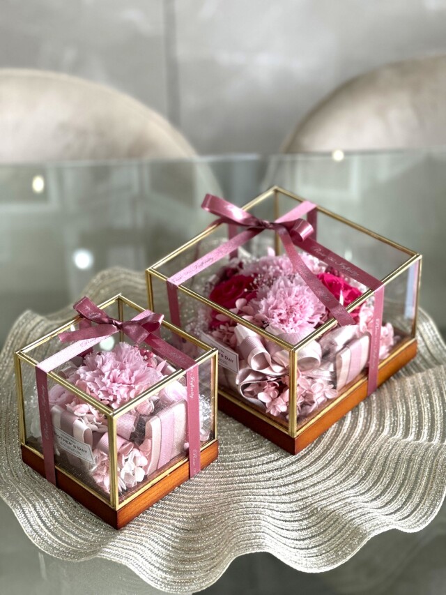 母の日ギフト プリザーブドフラワー カーネーション ガラスケース入り ピンク。Flower Shop リズカ（リズカ）限定デザイン。