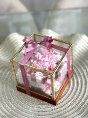 母の日ギフト プリザーブドフラワー カーネーション ガラスケース入り ピンク。Flower Shop リズカ（リズカ）限定デザイン。