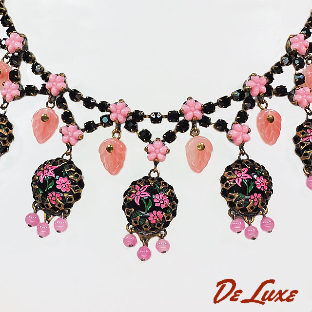 デラックスアクセサリーズ　カービングフラワーネックレス