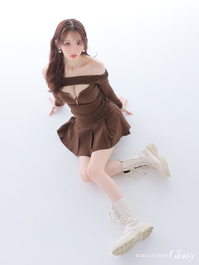 ブレア♡Three sisters レザーパイピングトップス　ベージュ　Ｆ プチハイネックフレアレーススリーブフィッシュテールワンピース