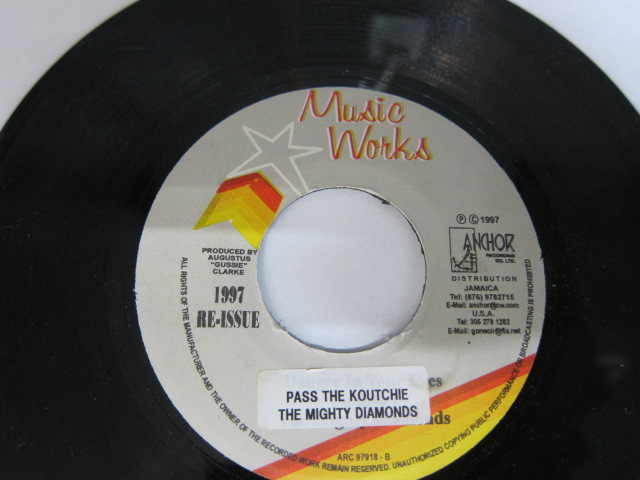 THE MIGHTY DIAMONDS / Aside PASS THE KOUTCHIE / Bside DANGER IN YOUR EYES / MUSIC WORKS 