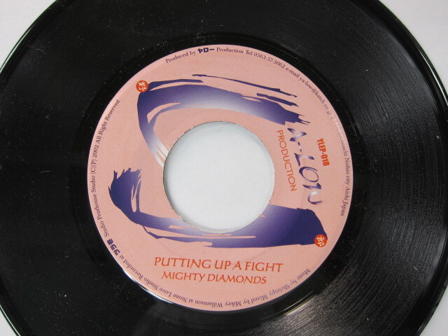 MIGHTY DIAMONDS / PUTTING UP A FIGHT / YA-LOW PRODUCTION