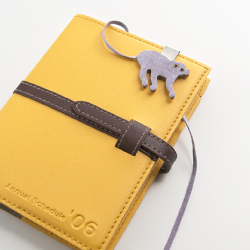 動物の質感としなやかさを出すために表面がピッグスエード