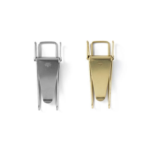 1930、1940年頃に製造されていたマネークリップの機構をベースにカードホルダーなどの機能を新たに追加し制作。