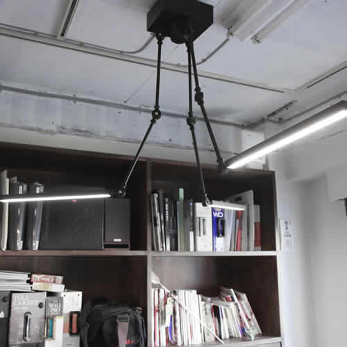 三方向に伸びるアームが天井空間に堂々と佇むLEDライト。