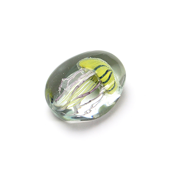 四角い水の中に１匹のクラゲが浮遊しているかのようなガラス製オブジェ