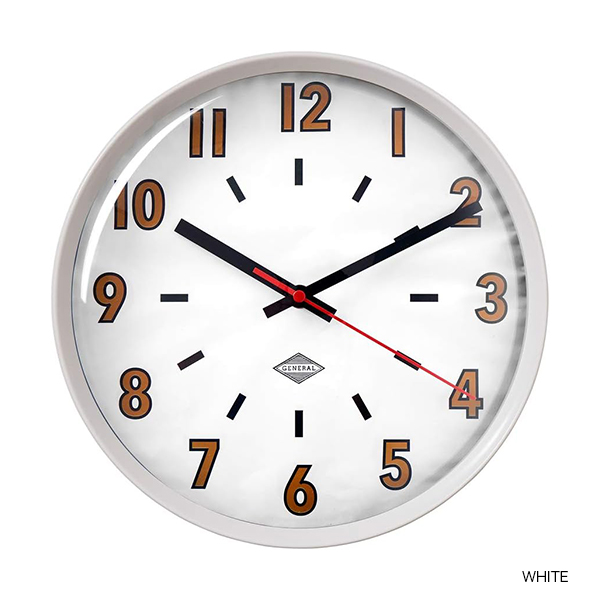 思わず視界に入ってしまう大胆なフォントの時計。